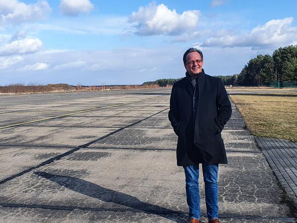 Projektentwickler Jochem Schöppler im Februar 2021 auf dem ehemaligen Flugplatz Drewitz.