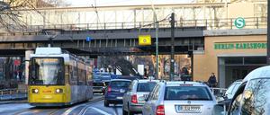 Trotz neugebauter Eisenbahnbrücke in der Treskowallee am Bahnhof Berlin-Karlshorst ändert sich wenig an der Verkehrssituation: Insbesondere Fahrradfahrende finden sich eingeklemmt zwischen den Autos wieder.