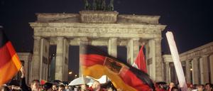 28 Jahre nach dem Bau der Berliner Mauer ist das Brandenburger Tor am 22. Dezember 1989 wieder zugänglich.