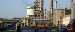 Die PCK-Raffinerie, die nach Angaben der Landesregierung rund 1200 Beschäftigte hat, verarbeitet russisches Öl aus der Druschba-Pipeline, die in Schwedt/Oder endet.