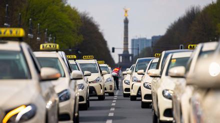 Berliner Taxifahrer bei einem Protest: Sie fordern seit langem höhere Preise, um sich gegen die neuen Konkurrenten am Markt durchsetzen zu können.
