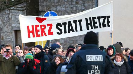 Demonstranten in Weimar protestieren Anfang Februar 2018 hinter einer Absperrung gegen eine Demonstration von Neonazis. 
