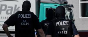 Polizisten bei einer Razzia in Berlin (Archivbild)