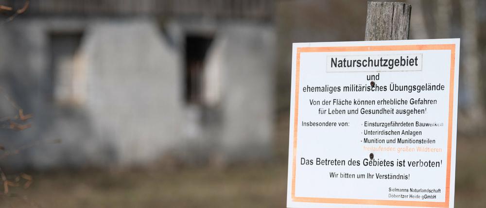  Ein Schild warnt auf dem Gelände der Sielmann-Naturlandschaft Döberitzer Heide vor dem Betreten des ehemaligen militärischen Übungsgeländes. 