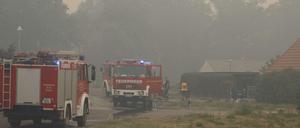 Dicker Rauch liegt über Beelitz. Dort wuchs der Waldbrand auch auf 200 Hektar an.