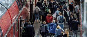 Am Hauptbahnhof in Berlin ist zum Start des Neun-Euro-Tickets am 1. Juli Andrang am Regional-Express.