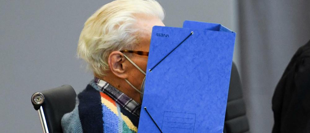Ein 100-Jähriger steht vor dem Landgericht Neuruppin in Brandenburg. Er soll zwischen 1942 und 1945 im Konzentrationslager Sachsenhausen nahe Berlin als Wachmann der SS Beihilfe zur Ermordung von mindestens 3518 Lagerinsassen geleistet haben.