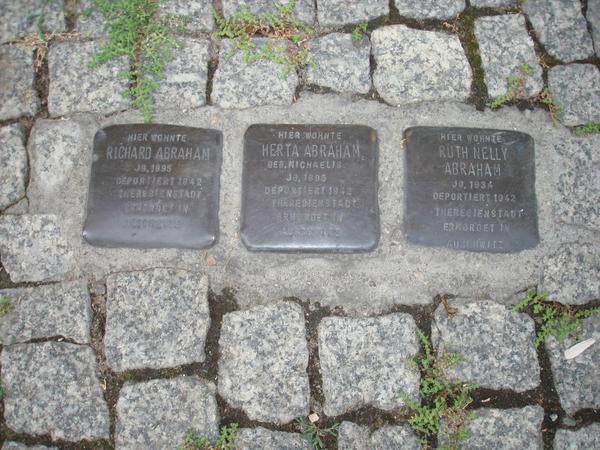 Die Stolpersteine für Ruth Nelly Abraham, Herta Abraham und Richard Abraham in der Wallstraße in Berlin-Mitte.
