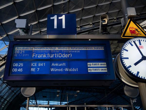 "Zug fällt aus" steht auf der Info-Tafel an einem Gleis im Hauptbahnhof Berlin. Die Bahn hat in einigen Bundesländern den Fernverkehr wegen des Sturmtiefs eingestellt.