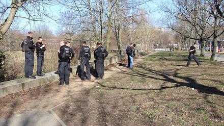 Polizisten stehen während der Suche nach der vermissten 15-jährigen Rebecca Reusch am Rande eines Parkgebietes nahe dem Britzer Garten in Berlin. 