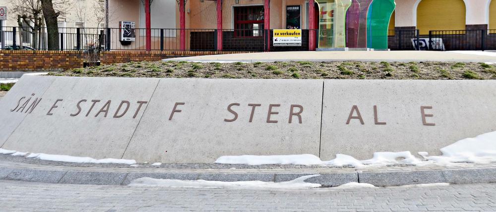 Schriftzug mit Leerstellen. An einem neuen Kreisverkehr will Finsterwalde auf seine Tradition als Sängerstadt hinweisen.