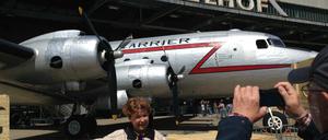 Großer Vogel - tolle Erinnerung. Der viermotorige Rosinenbomber der Stiftung Deutsches Technikmuseum war eine beliebte Porträt-Kulisse.