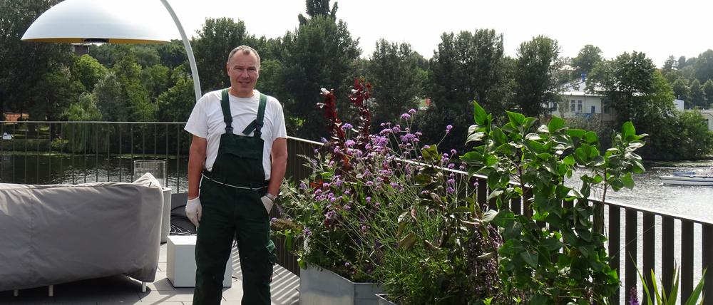 Diplom-Gärtner Tobias Peterson ist Experte für Terrassen und Balkons. Die bepflanzt er auch für Kunden.