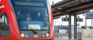 Ein Sonderzug Flüchtlinge aus der Ukraine kommt am Hauptbahnhof Cottbus an.