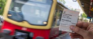 Bei den Berliner Verkehrsbetrieben sind bis einschließlich Sonntag bereits 130.000 der 9-Euro-Monatstickets verkauft worden.