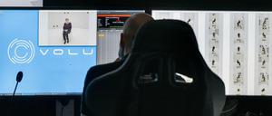 Ein Mitarbeiter des Unternehmens Volucap verfolgt auf einem Monitor im volumetrischen Studio die Dreharbeiten.