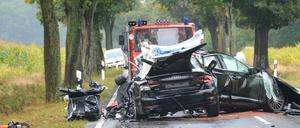 Das Auto mit sechs jungen Leuten ist am frühen Sonntagmorgen auf der Bundesstraße 115 bei Tschernitz gegen einen Baum geprallt. 