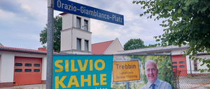 1996 wurde Orazio Giamblanco von Jan W. fast totgeschlagen, Silvio Kahle gehörte zu den Kumpanen des Täters. Nun macht er Wahlwerbung am damaligen Ort des Geschehens. 