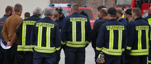 Feuerwehrleute nehmen an einer Einsatzbesprechung am Flughafen Lönnewitz-Falkenberg teil. 