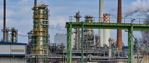 Industrieanlagen auf dem Gelände der PCK-Raffinerie GmbH. Die Störaktionen rund um die Ölversorgung in Brandenburg gehen weiter. 