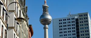 Der Berliner Fernsehturm ist zwischen sanierten Altbauten und einem Plattenbau-Hochhaus.