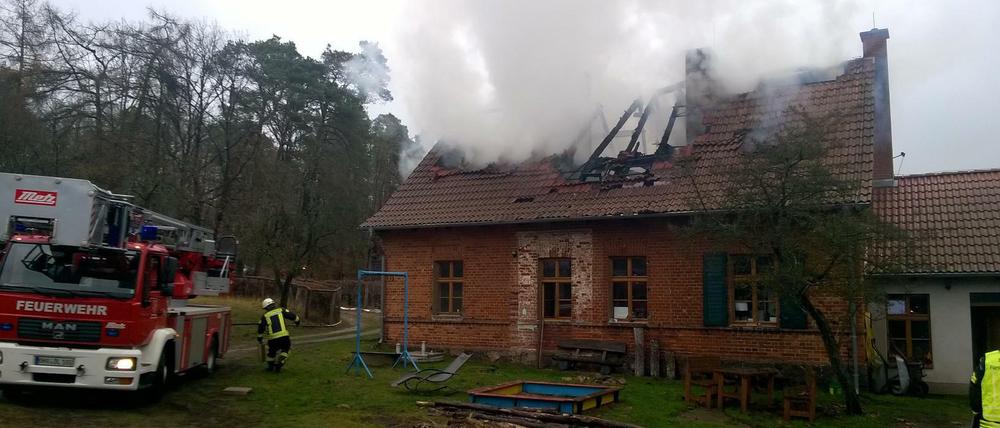 Die Feuerwehr ist dabei, den Brand im alten preußischen Forsthaus Schönhorn zu löschen.