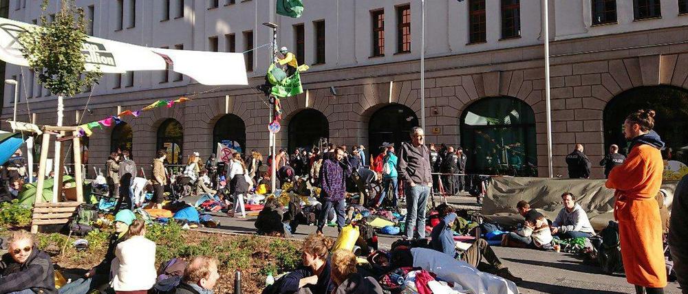 Die Blockade vor dem Umweltministerium wollten die Aktivisten halten.