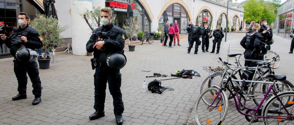 Ausrüstung eines Kamerateams liegt nach einem Übergriff zwischen Alexanderplatz und Hackescher Markt auf dem Boden.
