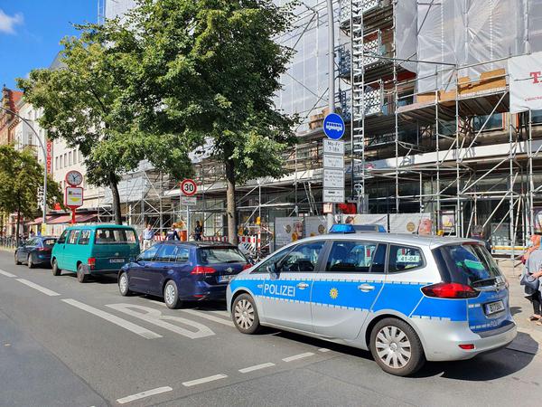 Ein Polizeiwagen steht vor der Commerzbank-Filiale in der Schöneberger Hauptstraße.