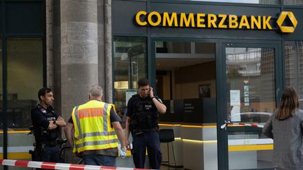 Polizisten stehen nach dem Überfall vor der Commerzbank-Filiale am Kurfürstendamm in Charlottenburg.