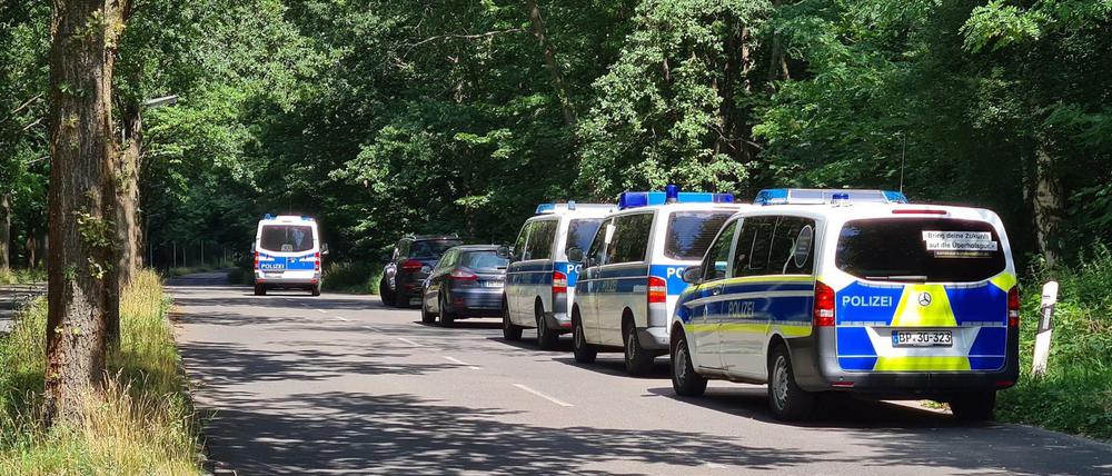 Die Potsdamer Polizei suchte am Dienstag nach dem Mann, der in einem Wald bei Potsdam eine junge Frau vergewaltigt haben soll. 