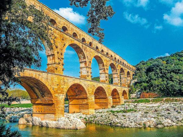 Der Pont du Gard bei Nîmes gehört zu den spektakulärsten Aquädukten.