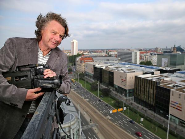 Siegbert Schefke im Jahr 2014 mit seiner alten Videokamera auf dem Turm der Reformierten Kirche in Leipzig.