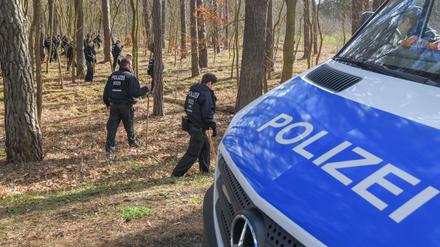 Bei Kummersdorf in Brandenburg sucht eine Hundertschaft nach der vermissten Rebecca Reusch abzusuchen.