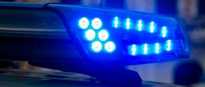 Ein Blaulicht der Polizei leuchtet auf (Symbolbild).