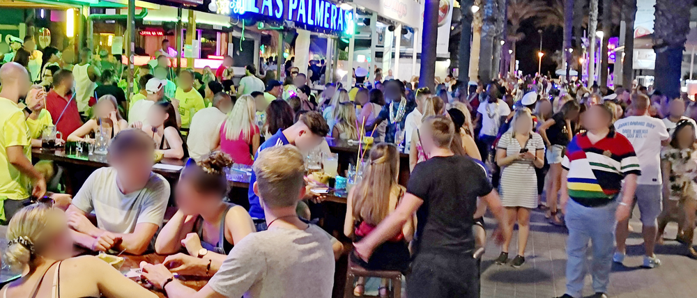 Spanien, Palma de Mallorca: Dichtes Gedränge herrscht an der „Bierstraße“.