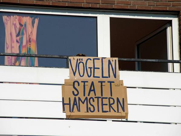 Papp-Plakat an einem Balkon in Bremen-Schwachhausen. 