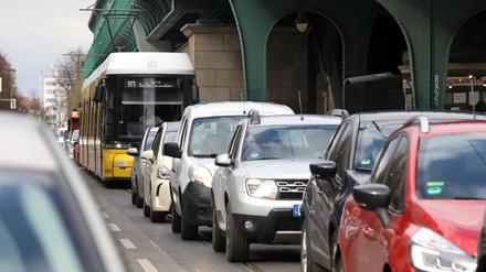 ÖPNV statt eigenes Auto: Am meisten fällt der Bereich Verkehr ins Gewicht.