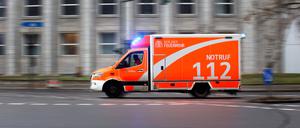 Ein flüchtiger Autofahrer hat einen Radfahrer auf der Frankfurter Allee in Berlin-Friedrichshain angefahren und schwer verletzt.