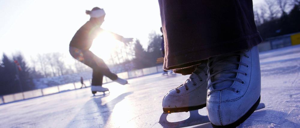 Eiskunstlaufen ist technisch sehr anspruchsvoll, aber mit viel Training kann der Sport von jedem und jeder gelernt werden.