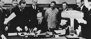 Unterzeichnung des sogenannten Nichtangriffspakts zwischen der Sowjetunion und Hitler-Deutschland am 23. August 1939.