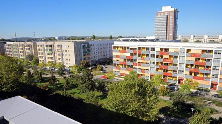 Sanierte und modernisierte Plattenwohnbauten in der „Gartenstadt“ Drewitz Potsdam.