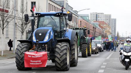 Mit Traktoren wollen Bauern am Montag durch Brandenburg ziehen. 