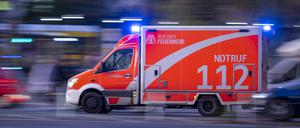 Ein Rettungswagen der Berliner Feuerwehr fährt mit Blaulicht zum Einsatz (Symbolbild).