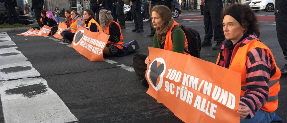 Klimaaktivisten haben am Donnerstagmorgen für mehr als zwei Stunden den Berufsverkehr im Berliner Ortsteil Friedrichshain ausgebremst. 