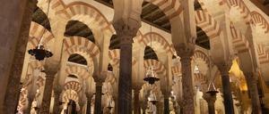 Die rotweißen Doppelbögen im Innern der Mezquita von Córdoba. Die Kathedrale wurde von den Arabern als Moschee erbaut.