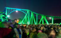 Kein Durchkommen: Zu den Feierlichkeiten auf der Glienicker Brücke kamen Hunderte Menschen. Foto: Monika Skolimowska/dpa