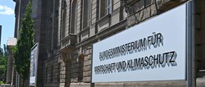 Auf einem Schild steht der Schriftzug „Bundesministerium für Wirtschaft und Klimaschutz“. 