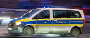 Ein Polizeiauto fährt mit Blaulicht zu einem Einsatz 
