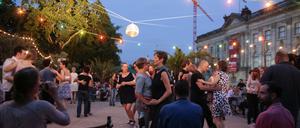 Teilnehmer des Tanzabends am Spreeufer am Monbijoupark in Berlin (Archivbild).